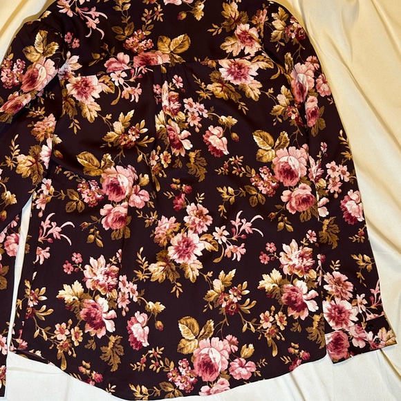 COPY - EXPRESS Portifino Button up top!! Beautiful maroon floral design size la… - Picture 7 of 8